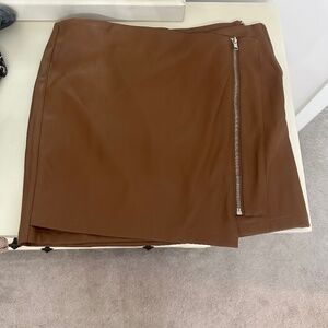 Lulu’s brown mini skirt
